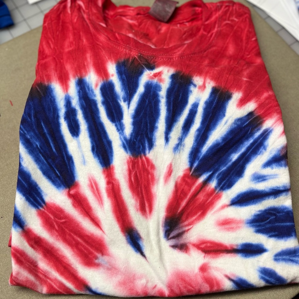NWOT Gildan brand Tie-Dye  Shirt - Red and Blue size medium